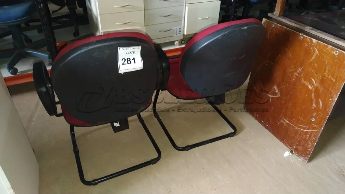 LOTE 281 - 02 CADEIRAS DE ESCRITÓRIO COM PÉS FIXOS NA COR VERMELHA.  (NO ESTADO) ATENÇÃO! FAZER A VISITAÇÃO ANTES DE ARREMATAR, NÃO SABEMOS SE FUNCIONA. LEILÃO NÃO TEM GARANTIA E NEM DEVOLUÇÃO, SUJEITO A POSSÍVEIS AVARIAS VISÍVEIS/OCULTAS E/OU AUSÊNCIA DE COMPONENTES.