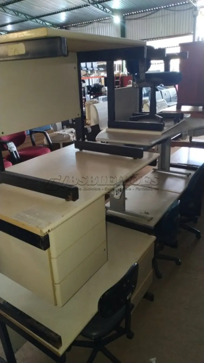 LOTE 274 - 03 MESAS DE ESCRITÓRIO EM MADEIRA SENDO 02 COM 03 GAVETAS E 01 CADEIRA GIRATÓRIA.  (NO ESTADO) ATENÇÃO! FAZER A VISITAÇÃO ANTES DE ARREMATAR, NÃO SABEMOS SE FUNCIONA. LEILÃO NÃO TEM GARANTIA E NEM DEVOLUÇÃO, SUJEITO A POSSÍVEIS AVARIAS VISÍVEIS/OCULTAS E/OU AUSÊNCIA DE COMPONENTES.