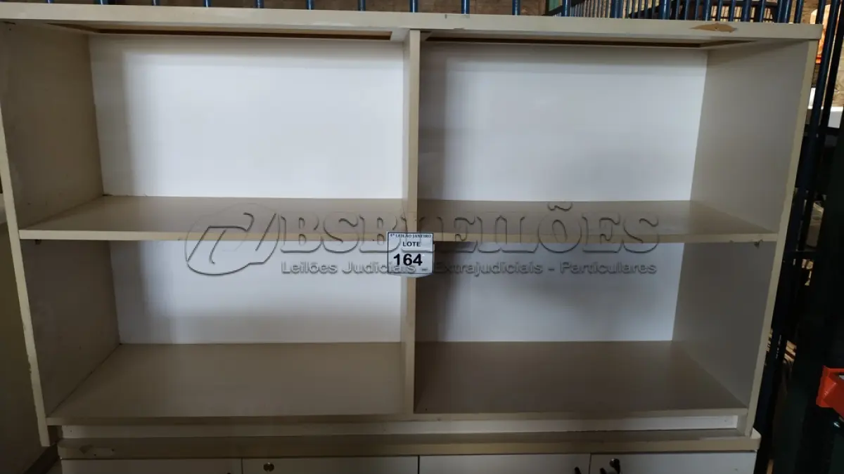 LOTE 164 - 01 ARMÁRIO EM MADEIRA COM PRATELEIRAS ABERTAS E 01 ARMÁRIO EM MADEIRA COM 04 PORTAS.  (NO ESTADO) ATENÇÃO! FAZER A VISITAÇÃO ANTES DE ARREMATAR, NÃO SABEMOS SE FUNCIONA. LEILÃO NÃO TEM GARANTIA E NEM DEVOLUÇÃO, SUJEITO A POSSÍVEIS AVARIAS VISÍVEIS/OCULTAS E/OU AUSÊNCIA DE COMPONENTES.