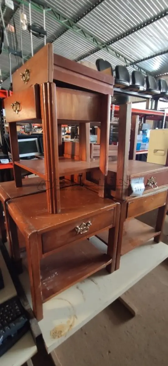 LOTE 177 - 07 MESINHAS DE CABECEIRA DE CAMA COM 01 GAVETA CADA.  (NO ESTADO) ATENÇÃO! FAZER A VISITAÇÃO ANTES DE ARREMATAR, NÃO SABEMOS SE FUNCIONA. LEILÃO NÃO TEM GARANTIA E NEM DEVOLUÇÃO, SUJEITO A POSSÍVEIS AVARIAS VISÍVEIS/OCULTAS E/OU AUSÊNCIA DE COMPONENTES.