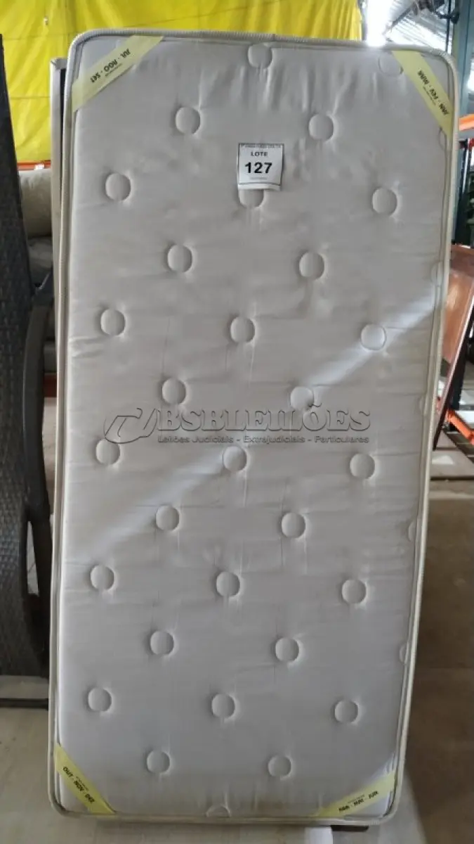 LOTE 127 - 01 COLCHÃO DE SOLTEIRO COM BASE 1,88CM X 88CM. (NO ESTADO EM QUE SE ENCONTRA. SUJEITO A AVARIAS OCULTAS/VISÍVEIS.) BJ7460E