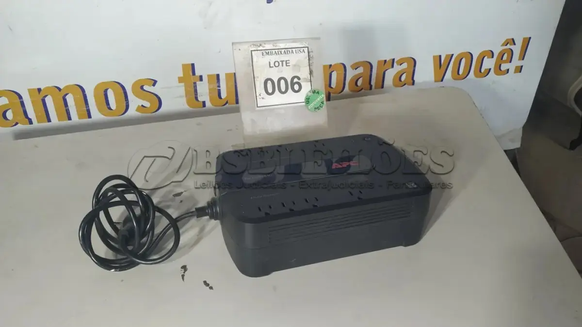 LOTE 006 - 01 NOBREAK UNITS APC POWER SURGE PROTECTOR. (NO ESTADO EM QUE SE ENCONTRA. SUJEITO A AVARIAS OCULTAS/VISÍVEIS.)