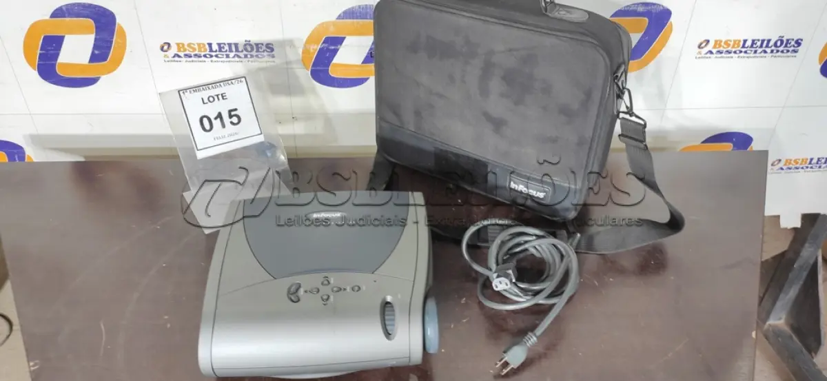 LOTE 015 - 01 PROJETOR INFOCUS LP350 COM BOLSA BIVOLTS. (NO ESTADO EM QUE SE ENCONTRA. SUJEITO A AVARIAS OCULTAS/VISÍVEIS.) CS1001225