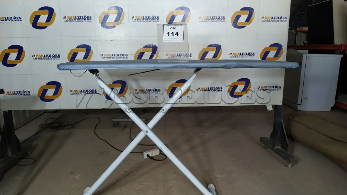 LOTE 114 - 01 TÁBUA DE PASSAR ROUPAS. (NO ESTADO EM QUE SE ENCONTRA. SUJEITO A AVARIAS OCULTAS/VISÍVEIS.)
