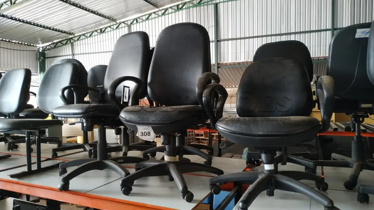 LOTE 308 - 03 CADEIRAS GIRATÓRIAS NA COR PRETA.  (NO ESTADO) ATENÇÃO! FAZER A VISITAÇÃO ANTES DE ARREMATAR, NÃO SABEMOS SE FUNCIONA. LEILÃO NÃO TEM GARANTIA E NEM DEVOLUÇÃO, SUJEITO A POSSÍVEIS AVARIAS VISÍVEIS/OCULTAS E/OU AUSÊNCIA DE COMPONENTES.
