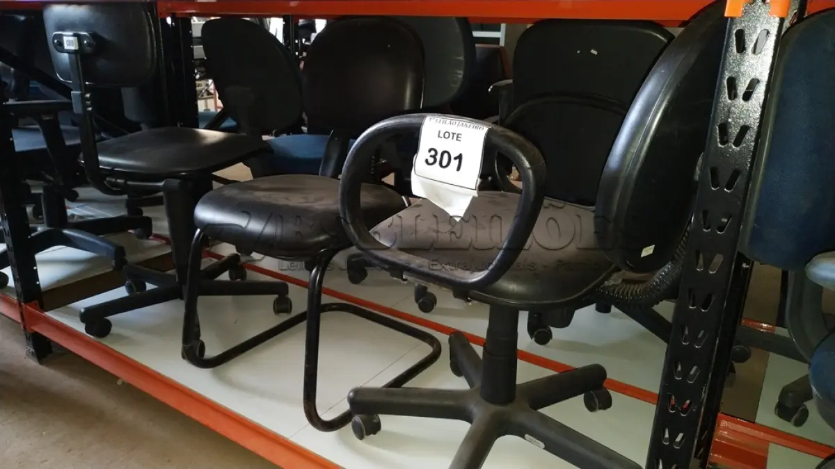 LOTE 301 - 03 CADEIRAS DE ESCRITÓRIO COM PÉS FIXOS NA COR PRETA.  (NO ESTADO) ATENÇÃO! FAZER A VISITAÇÃO ANTES DE ARREMATAR, NÃO SABEMOS SE FUNCIONA. LEILÃO NÃO TEM GARANTIA E NEM DEVOLUÇÃO, SUJEITO A POSSÍVEIS AVARIAS VISÍVEIS/OCULTAS E/OU AUSÊNCIA DE COMPONENTES.