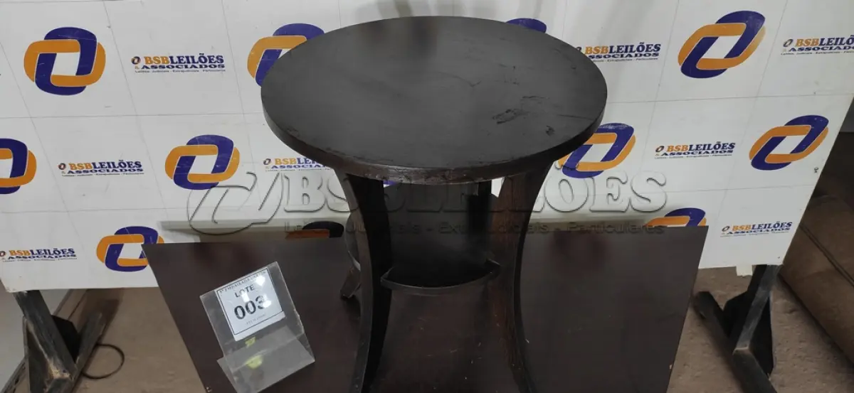 LOTE 003 - 01 MESA ACESSÓRIA. (NO ESTADO EM QUE SE ENCONTRA. SUJEITO A AVARIAS OCULTAS/VISÍVEIS.) AU2135E