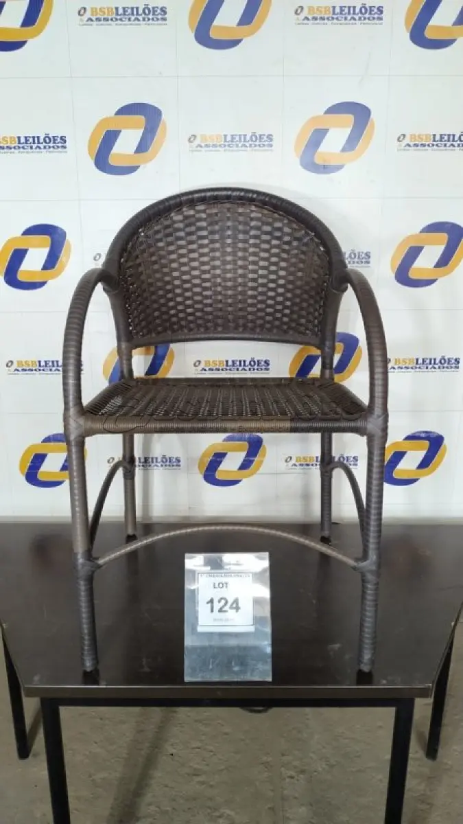 LOTE 124 - 01 CADEIRA DE JARDIM. (NO ESTADO EM QUE SE ENCONTRA. SUJEITO A AVARIAS OCULTAS/VISÍVEIS.) AV9405C