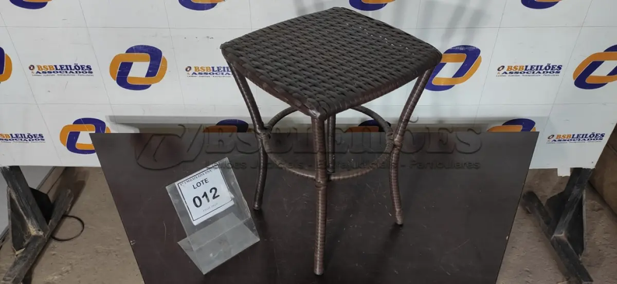 LOTE 012 - 001 MESA DE CAFÉ. (NO ESTADO EM QUE SE ENCONTRA. SUJEITO A AVARIAS OCULTAS/VISÍVEIS.) BH1584Y