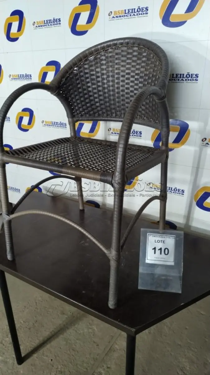 LOTE 110 - 01 CADEIRA DE JARDIM. (NO ESTADO EM QUE SE ENCONTRA. SUJEITO A AVARIAS OCULTAS/VISÍVEIS.) AV9404W