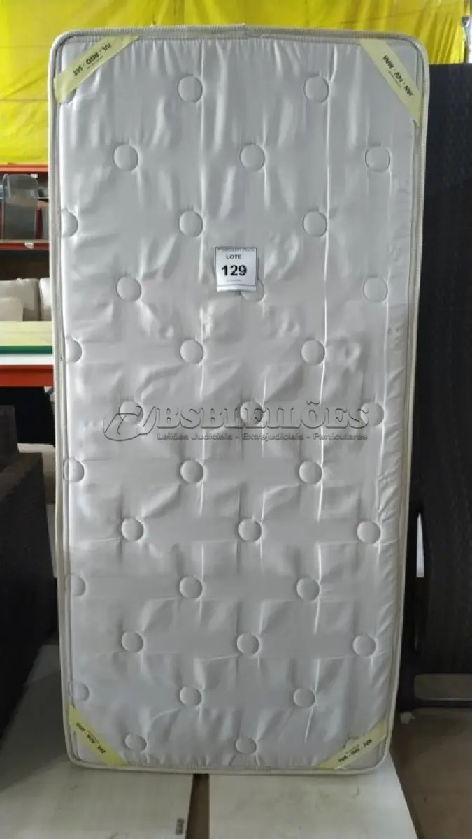 LOTE 129 - 01 COLCHÃO DE SOLTEIRO COM BASE 1,88CM X 88CM. (NO ESTADO EM QUE SE ENCONTRA. SUJEITO A AVARIAS OCULTAS/VISÍVEIS.) BJ7246C