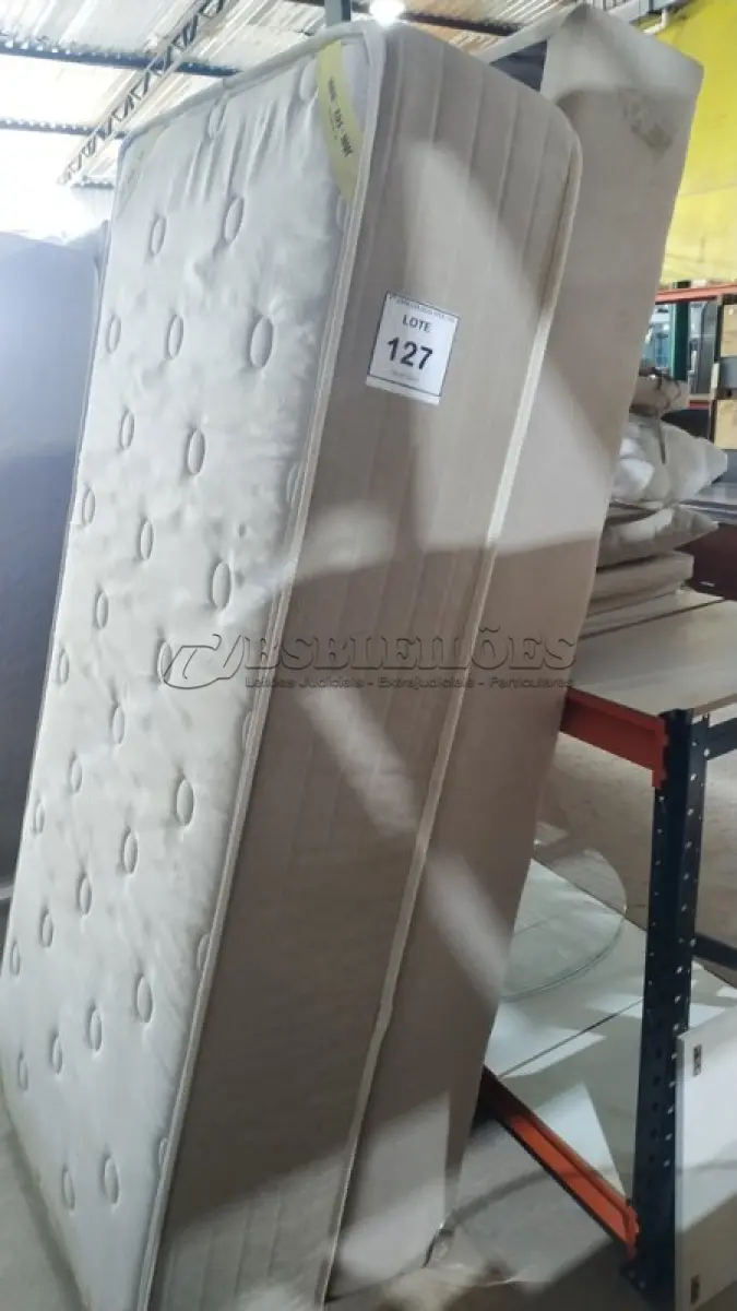 LOTE 127 - 01 COLCHÃO DE SOLTEIRO COM BASE 1,88CM X 88CM. (NO ESTADO EM QUE SE ENCONTRA. SUJEITO A AVARIAS OCULTAS/VISÍVEIS.) BJ7460E