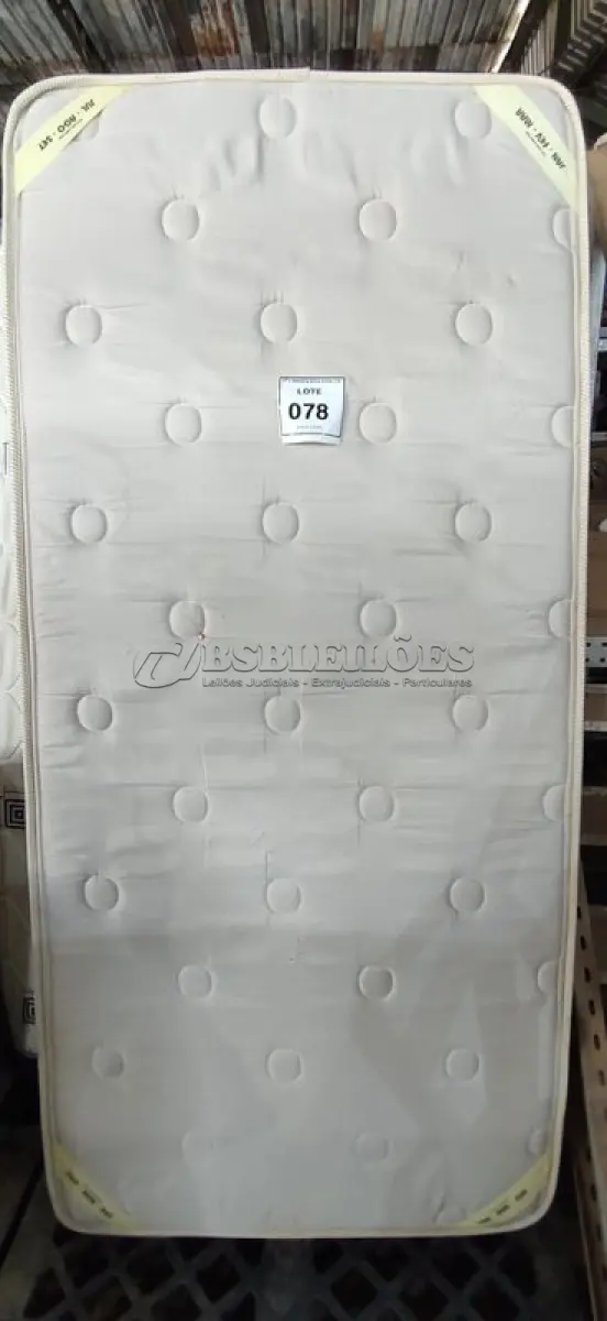 LOTE 078 - 01 COLCHÃO DE SOLTEIRO COM BASE 1,88CM X 88CM. (NO ESTADO EM QUE SE ENCONTRA. SUJEITO A AVARIAS OCULTAS/VISÍVEIS.) BJ7456B