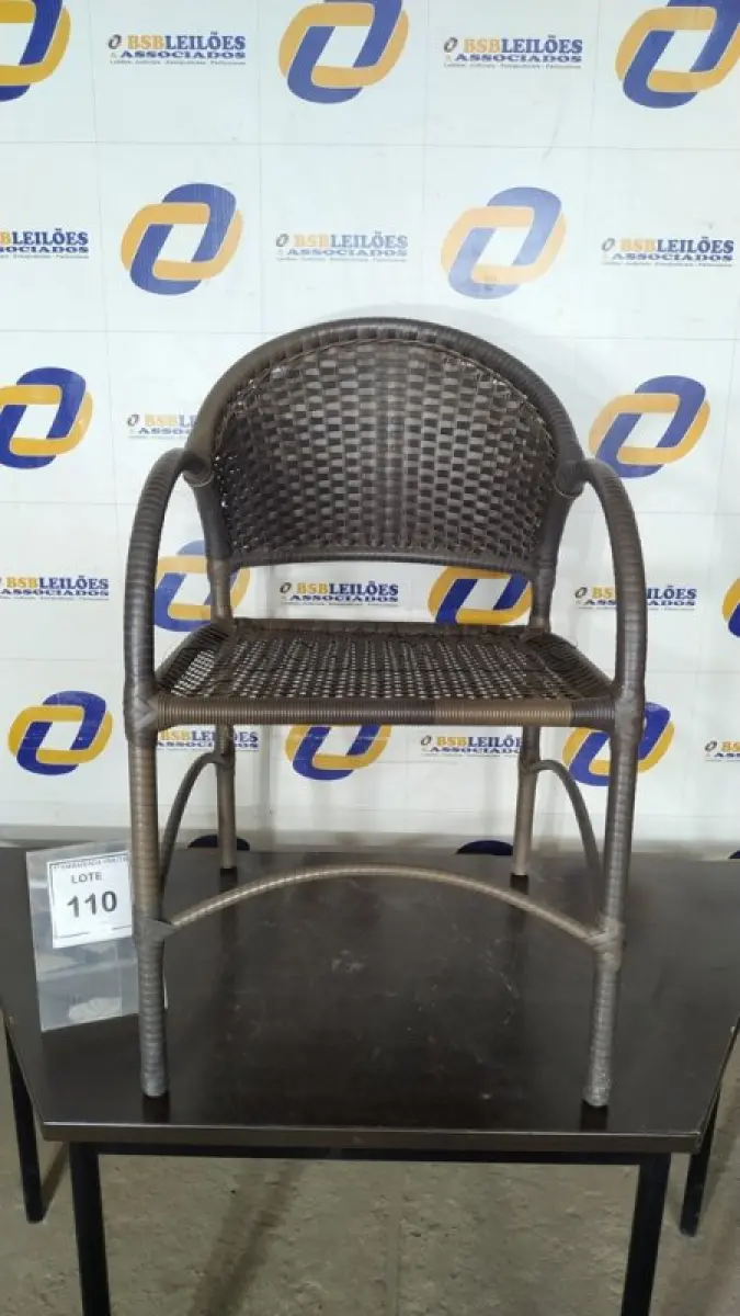 LOTE 110 - 01 CADEIRA DE JARDIM. (NO ESTADO EM QUE SE ENCONTRA. SUJEITO A AVARIAS OCULTAS/VISÍVEIS.) AV9404W