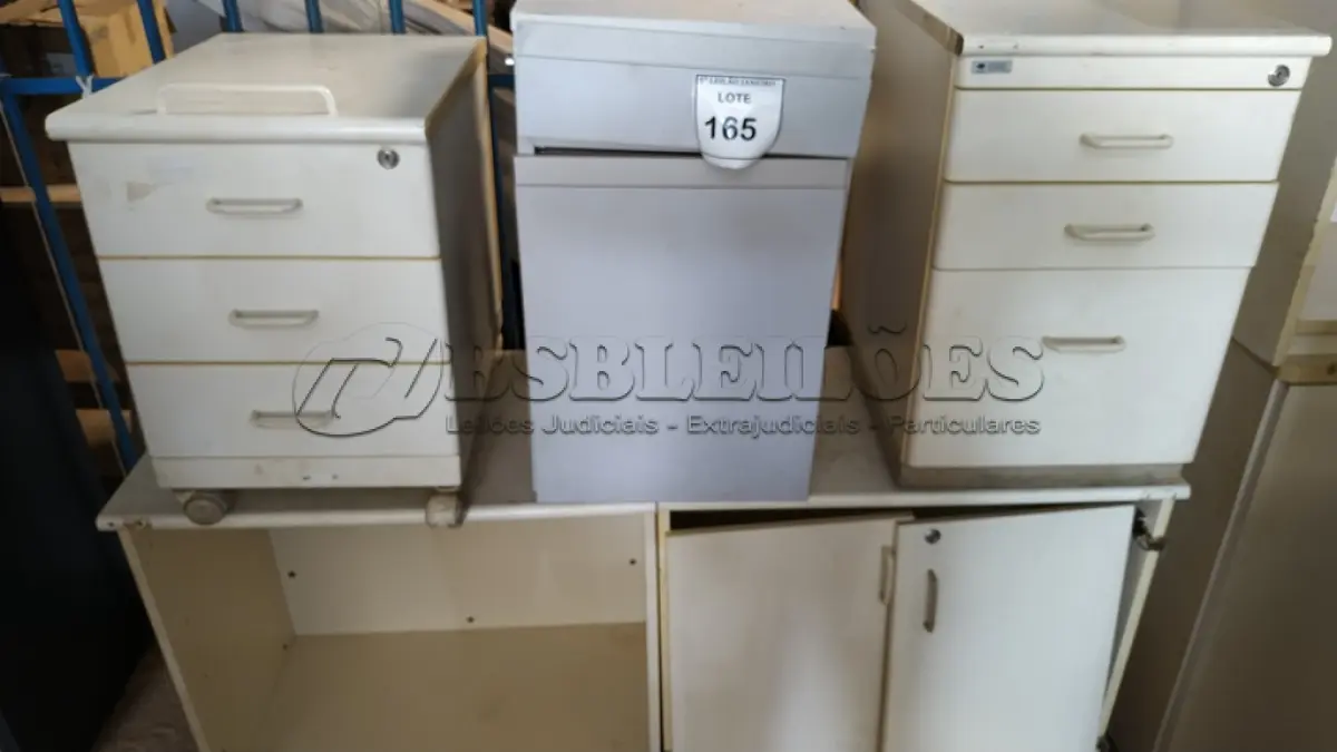 LOTE 165 - 02 GAVETEIROS EM MADEIRA COM 03 PORTAS, 01 GAVETEIRO COM SUPORTE PARA CPU E 01 ARMÁRIO BAIXO EM MADEIRA COM 02 PORTAS.  (NO ESTADO) ATENÇÃO! FAZER A VISITAÇÃO ANTES DE ARREMATAR, NÃO SABEMOS SE FUNCIONA. LEILÃO NÃO TEM GARANTIA E NEM DEVOLUÇÃO, SUJEITO A POSSÍVEIS AVARIAS VISÍVEIS/OCULTAS E/OU AUSÊNCIA DE COMPONENTES.