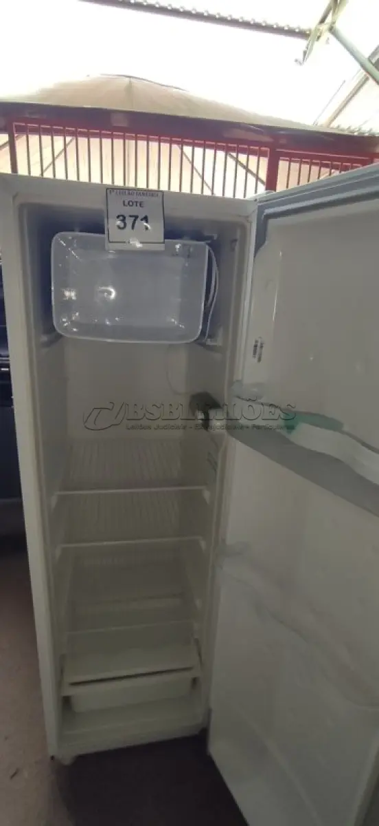 LOTE 371 - 01 GELADEIRA 220V MARCA CONSUL.  (NO ESTADO) ATENÇÃO! FAZER A VISITAÇÃO ANTES DE ARREMATAR, NÃO SABEMOS SE FUNCIONA. LEILÃO NÃO TEM GARANTIA E NEM DEVOLUÇÃO, SUJEITO A POSSÍVEIS AVARIAS VISÍVEIS/OCULTAS E/OU AUSÊNCIA DE COMPONENTES.