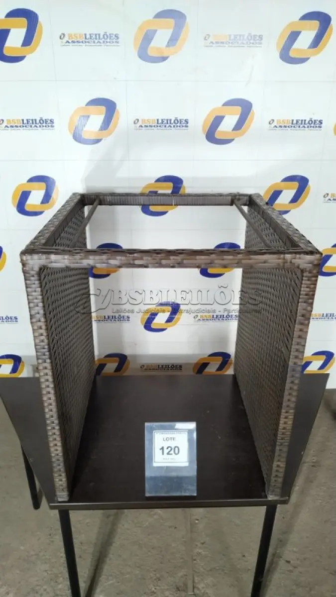 LOTE 120 - 01 MESA DE JARDIM. (NO ESTADO EM QUE SE ENCONTRA. SUJEITO A AVARIAS OCULTAS/VISÍVEIS.) BH1642F
