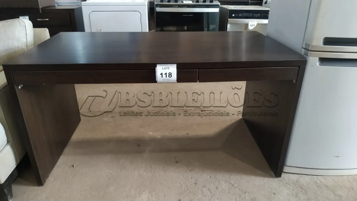 LOTE 118 - 01 MESA DE ESCRITÓRIO. (NO ESTADO EM QUE SE ENCONTRA. SUJEITO A AVARIAS OCULTAS/VISÍVEIS.) AV9792T