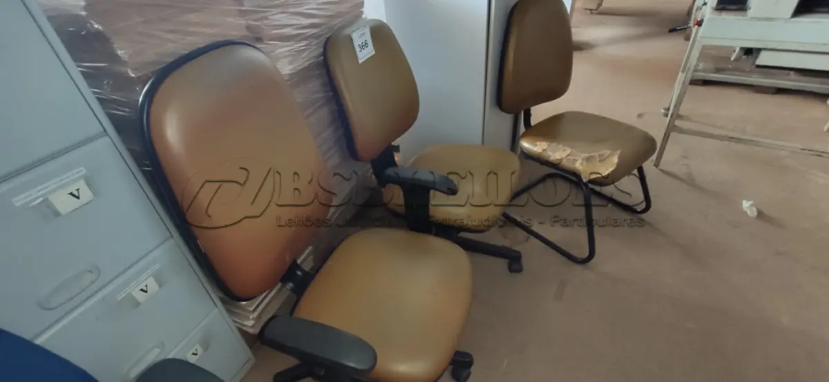 LOTE 366 - 01 CADEIRA DE PÉS FIXOS E 02 CADEIRAS GIRATÓRIAS NA COR MARROM.  (NO ESTADO) ATENÇÃO! FAZER A VISITAÇÃO ANTES DE ARREMATAR, NÃO SABEMOS SE FUNCIONA. LEILÃO NÃO TEM GARANTIA E NEM DEVOLUÇÃO, SUJEITO A POSSÍVEIS AVARIAS VISÍVEIS/OCULTAS E/OU AUSÊNCIA DE COMPONENTES.