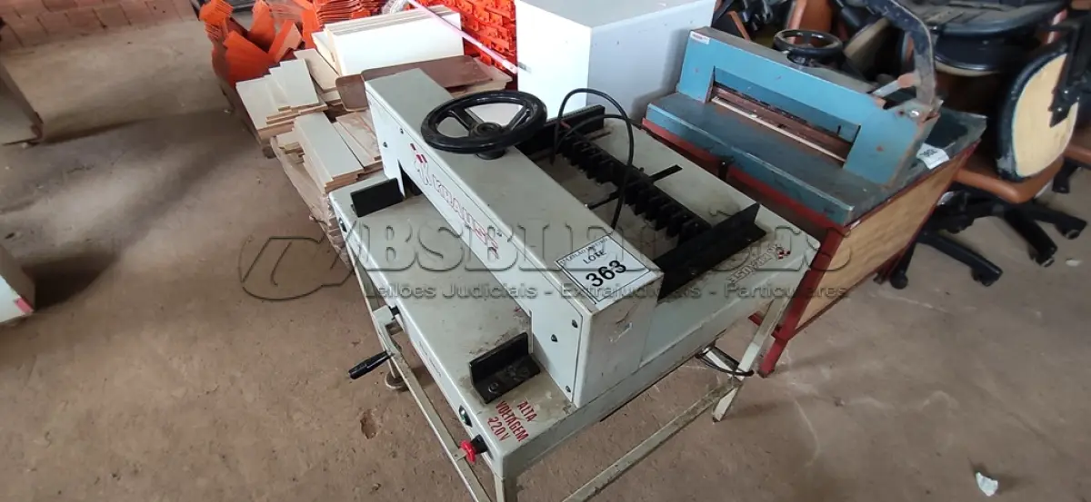 LOTE 363 - 01 GUILHOTINA DE PAPEL INDUSTRIAL MARCA KRAUSE.  (NO ESTADO) ATENÇÃO! FAZER A VISITAÇÃO ANTES DE ARREMATAR, NÃO SABEMOS SE FUNCIONA. LEILÃO NÃO TEM GARANTIA E NEM DEVOLUÇÃO, SUJEITO A POSSÍVEIS AVARIAS VISÍVEIS/OCULTAS E/OU AUSÊNCIA DE COMPONENTES.