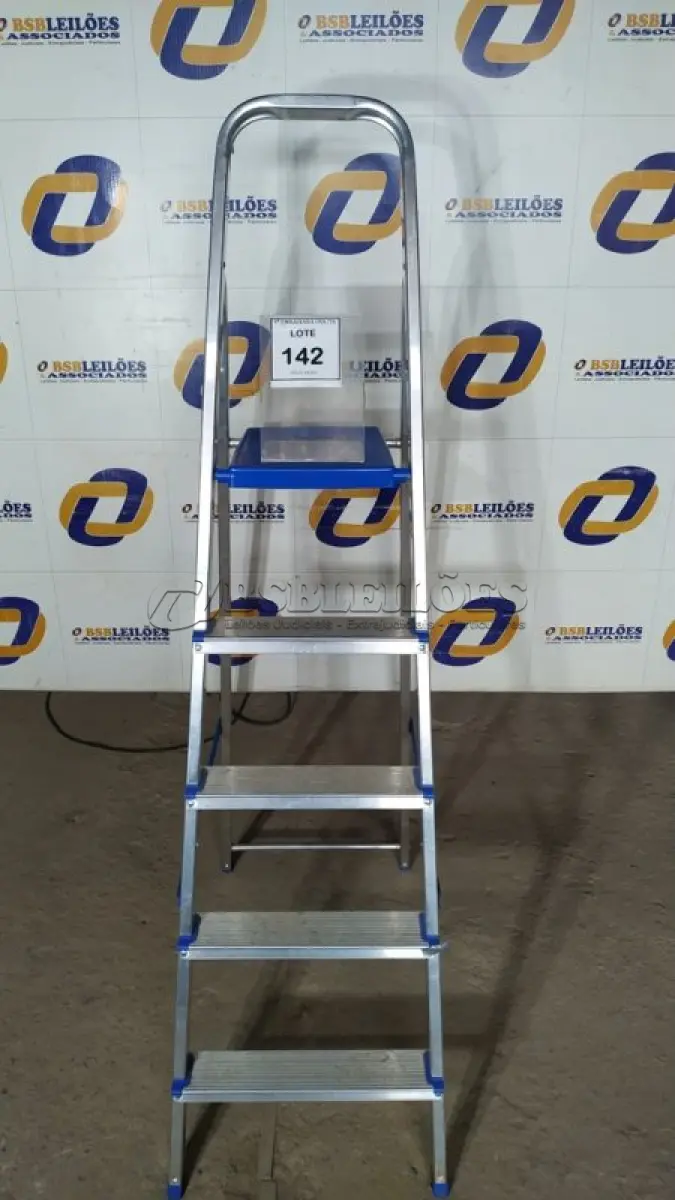 LOTE 142 - 01 ESCADA DE ALUMÍNIO COM 5 DEGRAUS. (NO ESTADO EM QUE SE ENCONTRA. SUJEITO A AVARIAS OCULTAS/VISÍVEIS.) N/A