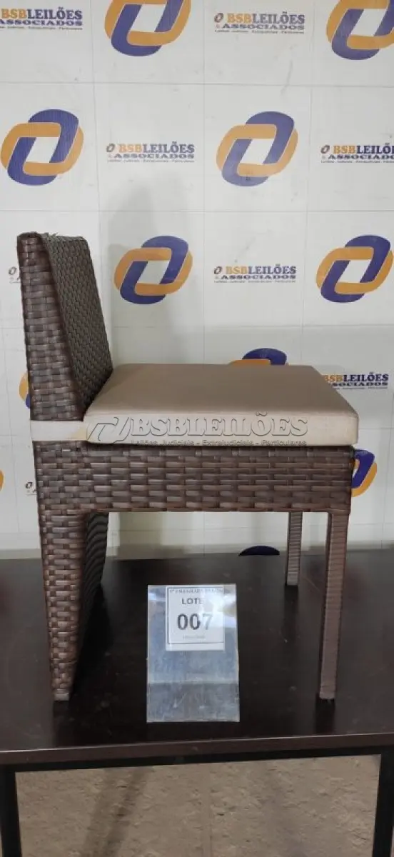 LOTE 007 - 01 CADEIRA DE JARDIM. (NO ESTADO EM QUE SE ENCONTRA. SUJEITO A AVARIAS OCULTAS/VISÍVEIS.) BH1567E