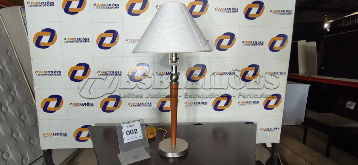 LOTE 002 - 01 ABAJUR. (NO ESTADO EM QUE SE ENCONTRA. SUJEITO A AVARIAS OCULTAS/VISÍVEIS.) AV9842V