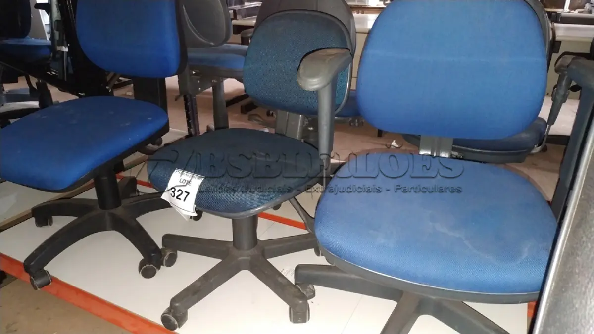 LOTE 327 - 03 CADEIRAS GIRATÓRIAS NA COR AZUL.  (NO ESTADO) ATENÇÃO! FAZER A VISITAÇÃO ANTES DE ARREMATAR, NÃO SABEMOS SE FUNCIONA. LEILÃO NÃO TEM GARANTIA E NEM DEVOLUÇÃO, SUJEITO A POSSÍVEIS AVARIAS VISÍVEIS/OCULTAS E/OU AUSÊNCIA DE COMPONENTES.