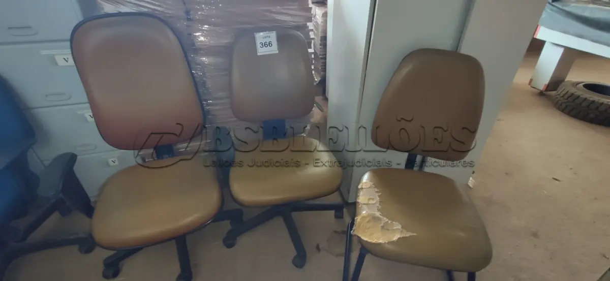 LOTE 366 - 01 CADEIRA DE PÉS FIXOS E 02 CADEIRAS GIRATÓRIAS NA COR MARROM.  (NO ESTADO) ATENÇÃO! FAZER A VISITAÇÃO ANTES DE ARREMATAR, NÃO SABEMOS SE FUNCIONA. LEILÃO NÃO TEM GARANTIA E NEM DEVOLUÇÃO, SUJEITO A POSSÍVEIS AVARIAS VISÍVEIS/OCULTAS E/OU AUSÊNCIA DE COMPONENTES.