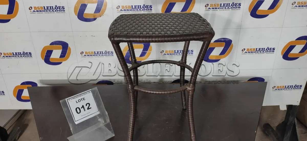 LOTE 012 - 001 MESA DE CAFÉ. (NO ESTADO EM QUE SE ENCONTRA. SUJEITO A AVARIAS OCULTAS/VISÍVEIS.) BH1584Y