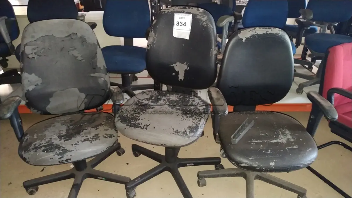 LOTE 334 - 03 CADEIRAS GIRATÓRIAS NA COR PRETA.  (NO ESTADO) ATENÇÃO! FAZER A VISITAÇÃO ANTES DE ARREMATAR, NÃO SABEMOS SE FUNCIONA. LEILÃO NÃO TEM GARANTIA E NEM DEVOLUÇÃO, SUJEITO A POSSÍVEIS AVARIAS VISÍVEIS/OCULTAS E/OU AUSÊNCIA DE COMPONENTES.