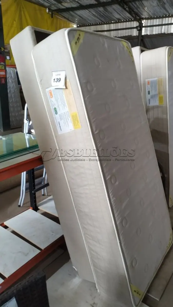 LOTE 139 - 01 COLCHÃO DE SOLTEIRO 1,88CM X 88CM COM BASE. (NO ESTADO EM QUE SE ENCONTRA. SUJEITO A AVARIAS OCULTAS/VISÍVEIS.) BJ7461H