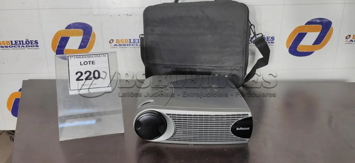 LOTE 220 - 01 PROJETOR INFOCUS LP350COM BOLSA BIVOLTS. (NO ESTADO EM QUE SE ENCONTRA. SUJEITO A AVARIAS OCULTAS/VISÍVEIS.) CS1001224