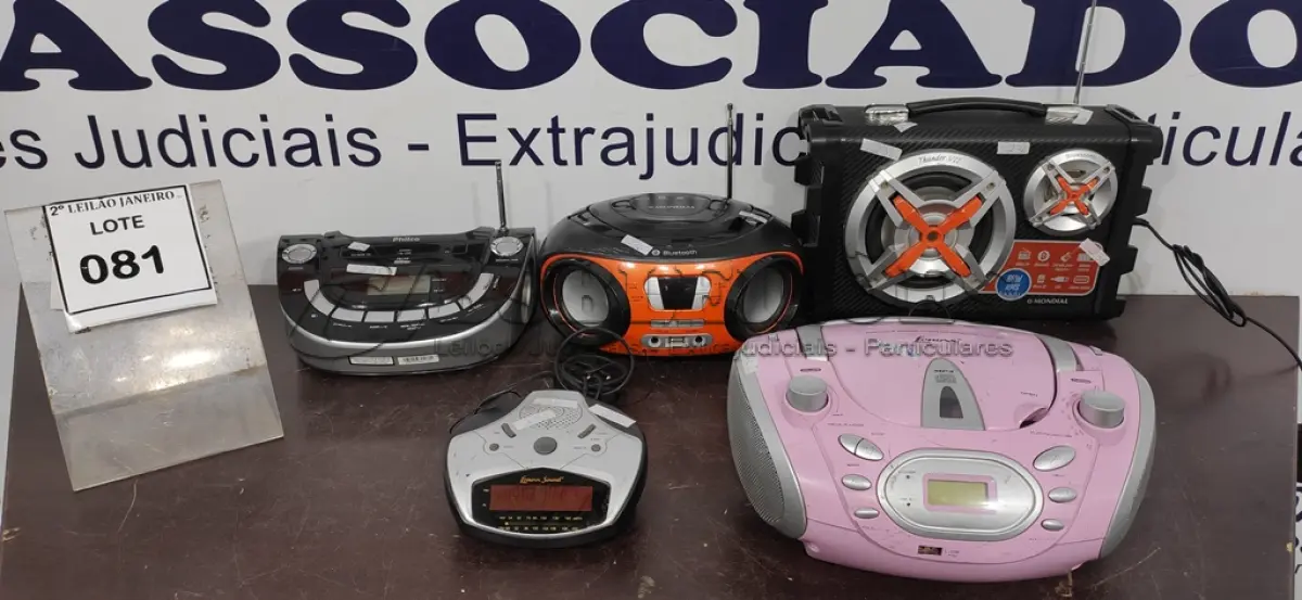 LOTE 081 - 03 APARELHOS DE SOM PORTÁTEIS, 01 RADIO DESPERTADOR E 01 CAIXA DE SOM MARCA MONDIAL. (NO ESTADO) ATENÇÃO! FAZER A VISITAÇÃO ANTES DE ARREMATAR, NÃO SABEMOS SE FUNCIONA. LEILÃO NÃO TEM GARANTIA E NEM DEVOLUÇÃO, SUJEITO A POSSÍVEIS AVARIAS VISÍVEIS/OCULTAS E/OU AUSÊNCIA DE COMPONENTES.