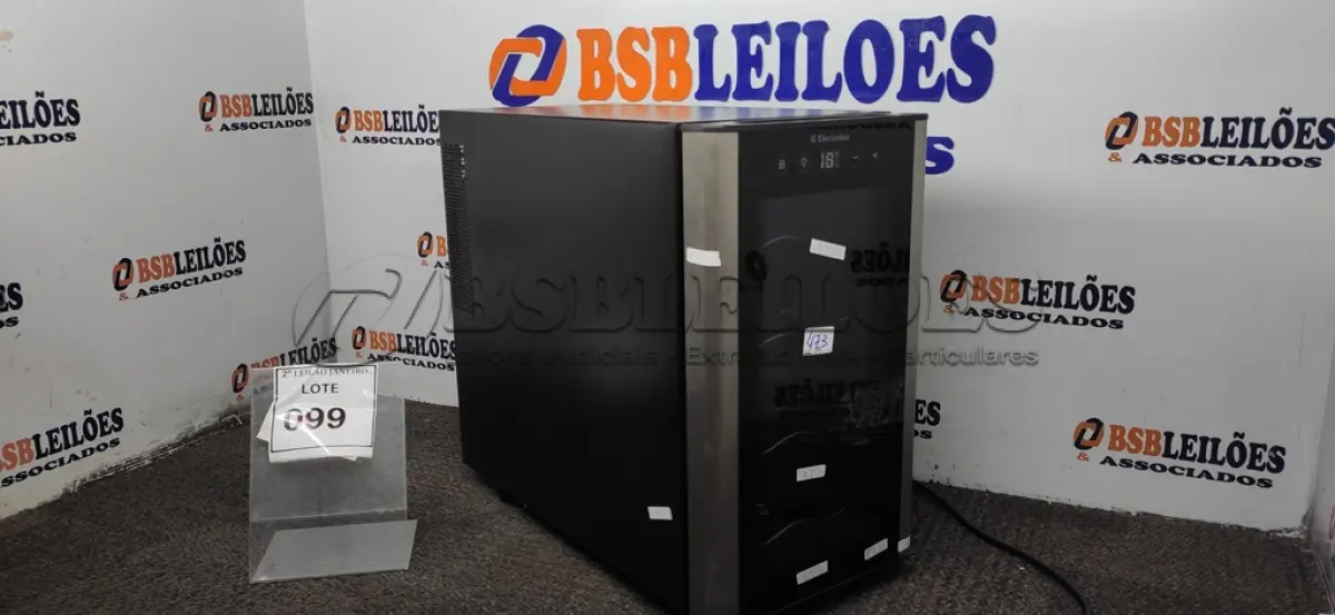 LOTE 099 - 01 ADEGA 220V MARCA ELECTROLUX. (NO ESTADO) ATENÇÃO! FAZER A VISITAÇÃO ANTES DE ARREMATAR, NÃO SABEMOS SE FUNCIONA. LEILÃO NÃO TEM GARANTIA E NEM DEVOLUÇÃO, SUJEITO A POSSÍVEIS AVARIAS VISÍVEIS/OCULTAS E/OU AUSÊNCIA DE COMPONENTES.