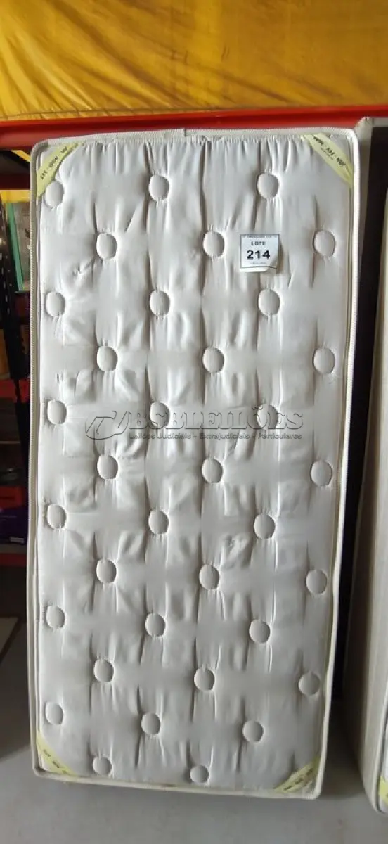 LOTE 214 - 01 COLCHÃO DE SOLTEIRO COM BASE 1,88CM X 88CM. (NO ESTADO EM QUE SE ENCONTRA. SUJEITO A AVARIAS OCULTAS/VISÍVEIS.) BJ7268E