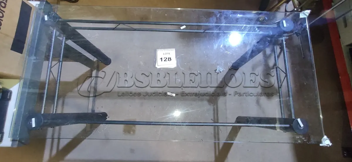 LOTE 128 - 01 MESA COM BASE DE FERRO E TAMPO DE VIDRO DE 1,50 X  0,70 CM. (NO ESTADO) ATENÇÃO! FAZER A VISITAÇÃO ANTES DE ARREMATAR, NÃO SABEMOS SE FUNCIONA. LEILÃO NÃO TEM GARANTIA E NEM DEVOLUÇÃO, SUJEITO A POSSÍVEIS AVARIAS VISÍVEIS/OCULTAS E/OU AUSÊNCIA DE COMPONENTES.