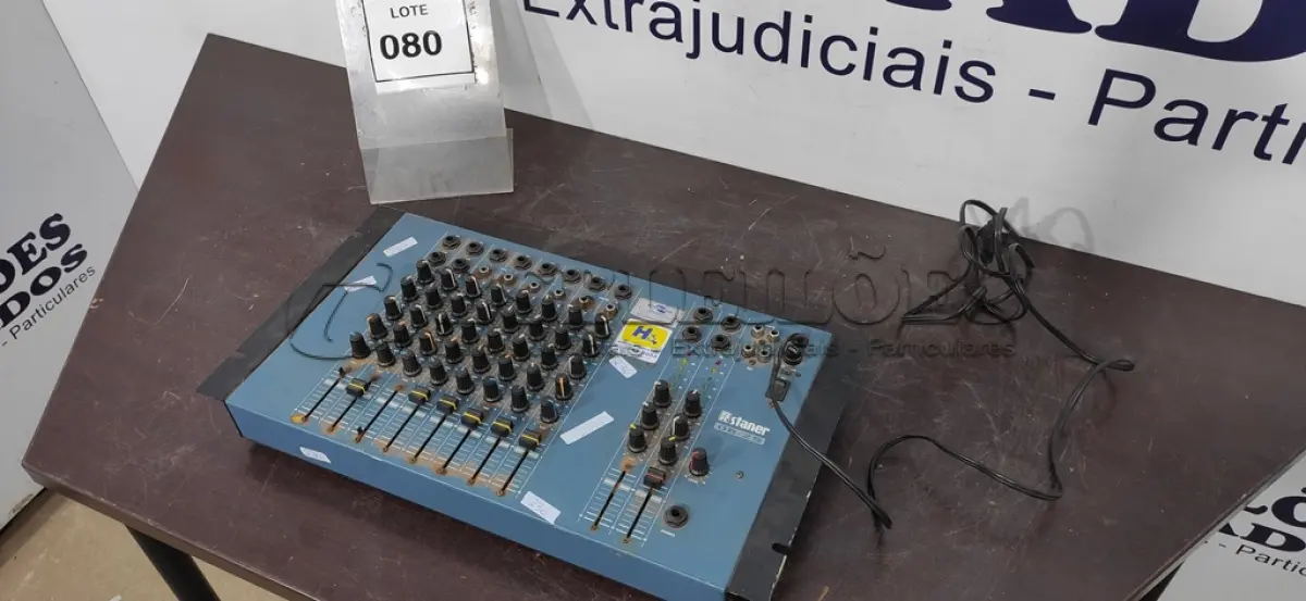 LOTE 080 - 01 MESA DE SOM ANALÓGICA. (NO ESTADO) ATENÇÃO! FAZER A VISITAÇÃO ANTES DE ARREMATAR, NÃO SABEMOS SE FUNCIONA. LEILÃO NÃO TEM GARANTIA E NEM DEVOLUÇÃO, SUJEITO A POSSÍVEIS AVARIAS VISÍVEIS/OCULTAS E/OU AUSÊNCIA DE COMPONENTES.