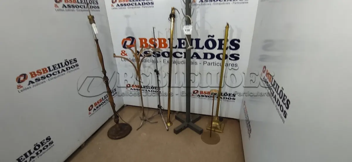LOTE 118 - 03 LUMINÁRIAS DECORATIVAS, 01 CASTIÇAL DECORATIVO, 01 SUPORTE PARA PARTITURAS E 01 CABIDEIRO. (NO ESTADO) ATENÇÃO! FAZER A VISITAÇÃO ANTES DE ARREMATAR, NÃO SABEMOS SE FUNCIONA. LEILÃO NÃO TEM GARANTIA E NEM DEVOLUÇÃO, SUJEITO A POSSÍVEIS AVARIAS VISÍVEIS/OCULTAS E/OU AUSÊNCIA DE COMPONENTES.