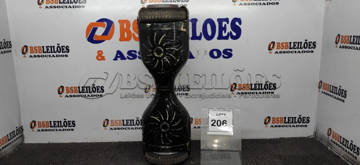 LOTE 206 - 01 HOVERBOARD NA COR PRETA. (NO ESTADO) ATENÇÃO! FAZER A VISITAÇÃO ANTES DE ARREMATAR, NÃO SABEMOS SE FUNCIONA. LEILÃO NÃO TEM GARANTIA E NEM DEVOLUÇÃO, SUJEITO A POSSÍVEIS AVARIAS VISÍVEIS/OCULTAS E/OU AUSÊNCIA DE COMPONENTES.