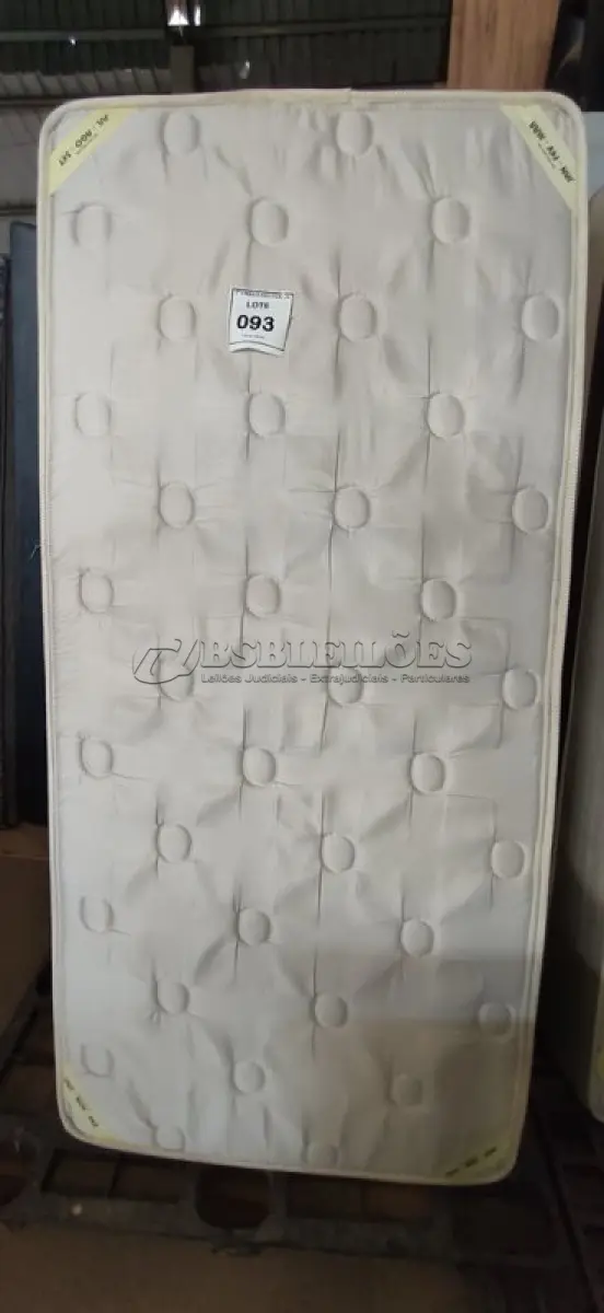 LOTE 093 - 01 COLCHÃO DE SOLTEIRO 1,88CM X 88CM COM BASE. (NO ESTADO EM QUE SE ENCONTRA. SUJEITO A AVARIAS OCULTAS/VISÍVEIS.) BJ7457J