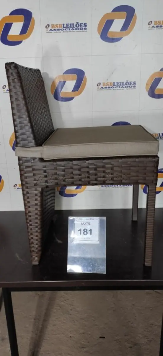 LOTE 181 - 01 CADEIRA DE JARDIM. (NO ESTADO EM QUE SE ENCONTRA. SUJEITO A AVARIAS OCULTAS/VISÍVEIS.) BH1643E