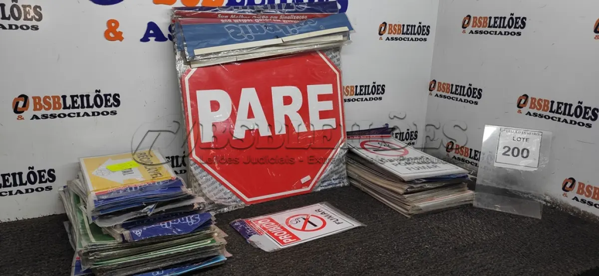 LOTE 200 - 01 LOTE COM GRANDE QUANTIDADE DE PLACAS DE SINALIZAÇÃO. (NO ESTADO) ATENÇÃO! FAZER A VISITAÇÃO ANTES DE ARREMATAR, NÃO SABEMOS SE FUNCIONA. LEILÃO NÃO TEM GARANTIA E NEM DEVOLUÇÃO, SUJEITO A POSSÍVEIS AVARIAS VISÍVEIS/OCULTAS E/OU AUSÊNCIA DE COMPONENTES.