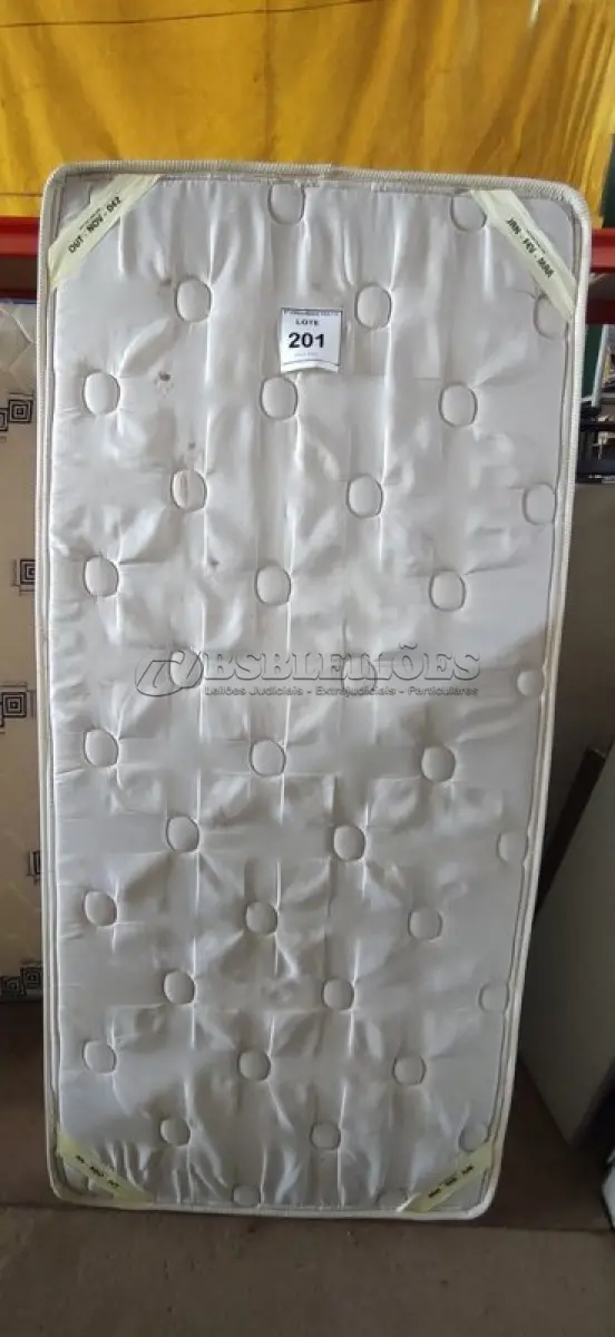 LOTE 201 - 01 COLCHÃO DE SOLTEIRO COM BASE 1,88CM X 88CM. (NO ESTADO EM QUE SE ENCONTRA. SUJEITO A AVARIAS OCULTAS/VISÍVEIS.) BJ7457K