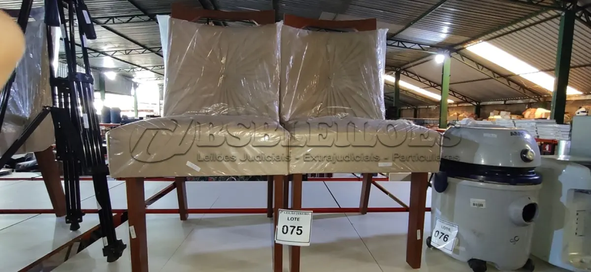 LOTE 075 - 02 CADEIRAS EM MADEIRA COM ASSENTO ALMOFADADO. (NO ESTADO) ATENÇÃO! FAZER A VISITAÇÃO ANTES DE ARREMATAR, NÃO SABEMOS SE FUNCIONA. LEILÃO NÃO TEM GARANTIA E NEM DEVOLUÇÃO, SUJEITO A POSSÍVEIS AVARIAS VISÍVEIS/OCULTAS E/OU AUSÊNCIA DE COMPONENTES.