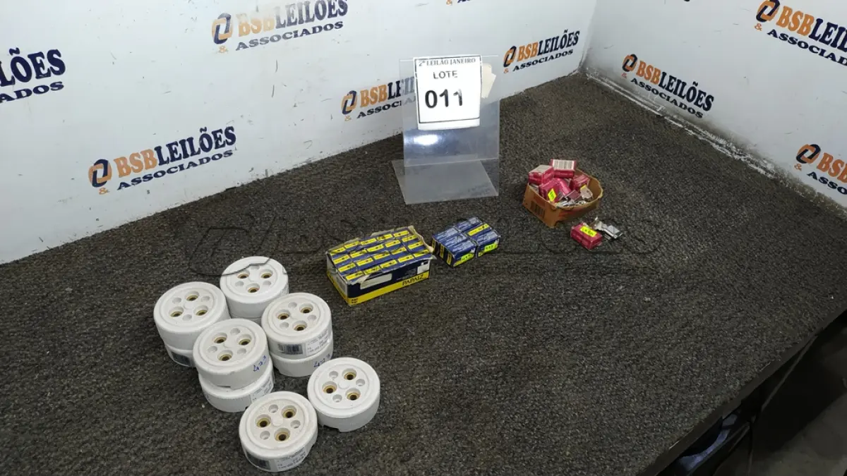 LOTE 011 - 10 TOMADAS POLARIZADAS DE LOUÇA REDONDA EGRANDE QUANTIDADE DE CADEADOS PARA TELEFONE. (NO ESTADO) ATENÇÃO! FAZER A VISITAÇÃO ANTES DE ARREMATAR, NÃO SABEMOS SE FUNCIONA. LEILÃO NÃO TEM GARANTIA E NEM DEVOLUÇÃO, SUJEITO A POSSÍVEIS AVARIAS VISÍVEIS/OCULTAS E/OU AUSÊNCIA DE COMPONENTES.