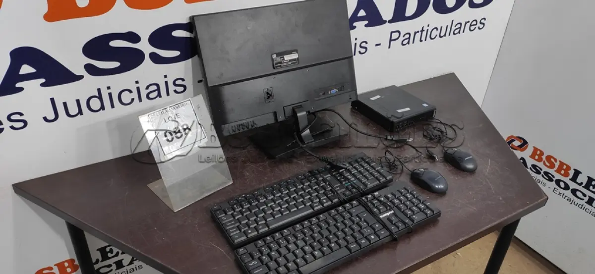 LOTE 088 - 01 MINI PC MARCA POSITIVO, 02 TECLADOS DE PC, 02 MOUSES E 01 MONITOR. (NO ESTADO) ATENÇÃO! FAZER A VISITAÇÃO ANTES DE ARREMATAR, NÃO SABEMOS SE FUNCIONA. LEILÃO NÃO TEM GARANTIA E NEM DEVOLUÇÃO, SUJEITO A POSSÍVEIS AVARIAS VISÍVEIS/OCULTAS E/OU AUSÊNCIA DE COMPONENTES.