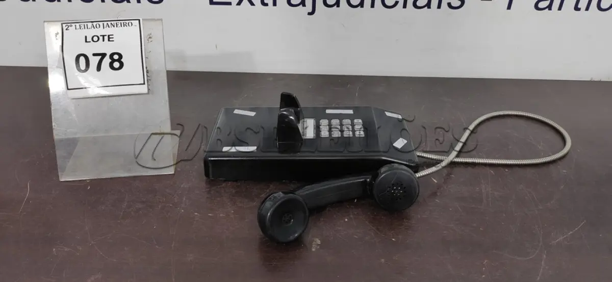 LOTE 078 - 01 APARELHO TELEFÔNICO MODELO ANTIGO. (NO ESTADO) ATENÇÃO! FAZER A VISITAÇÃO ANTES DE ARREMATAR, NÃO SABEMOS SE FUNCIONA. LEILÃO NÃO TEM GARANTIA E NEM DEVOLUÇÃO, SUJEITO A POSSÍVEIS AVARIAS VISÍVEIS/OCULTAS E/OU AUSÊNCIA DE COMPONENTES.