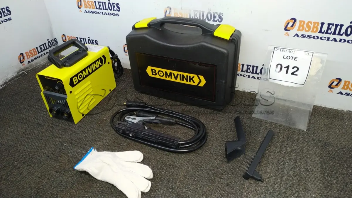 LOTE 012 - 01 MÁQUINA DE SOLDA 220V E MALETA COM MÁSCARA, LUVAS, ESCOVA, ALICATE DE SOLDA E GRAMPO DE ATERRAMENTO. ( PRODUTO NOVO). (NO ESTADO) ATENÇÃO! FAZER A VISITAÇÃO ANTES DE ARREMATAR, NÃO SABEMOS SE FUNCIONA. LEILÃO NÃO TEM GARANTIA E NEM DEVOLUÇÃO, SUJEITO A POSSÍVEIS AVARIAS VISÍVEIS/OCULTAS E/OU AUSÊNCIA DE COMPONENTES.