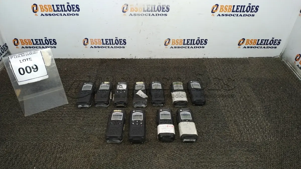 LOTE 009 - 11 RÁDIOS COMUNICADORES MARCA MARCA MOTOROLA. (NO ESTADO) ATENÇÃO! FAZER A VISITAÇÃO ANTES DE ARREMATAR, NÃO SABEMOS SE FUNCIONA. LEILÃO NÃO TEM GARANTIA E NEM DEVOLUÇÃO, SUJEITO A POSSÍVEIS AVARIAS VISÍVEIS/OCULTAS E/OU AUSÊNCIA DE COMPONENTES.